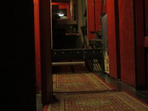 un couloir de théatre est peint en rouge